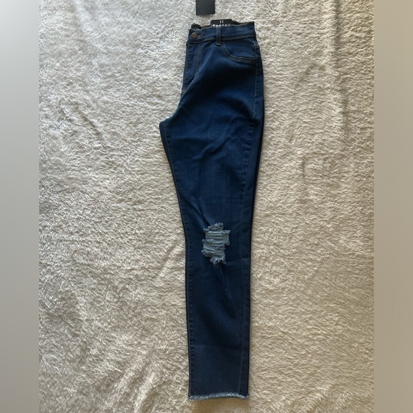 Fashion Nova - Always Leaving Jeans - Picture 5 of 6